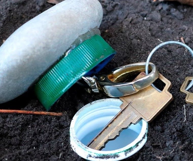 2 Best Ways of Hiding Things in the Garden