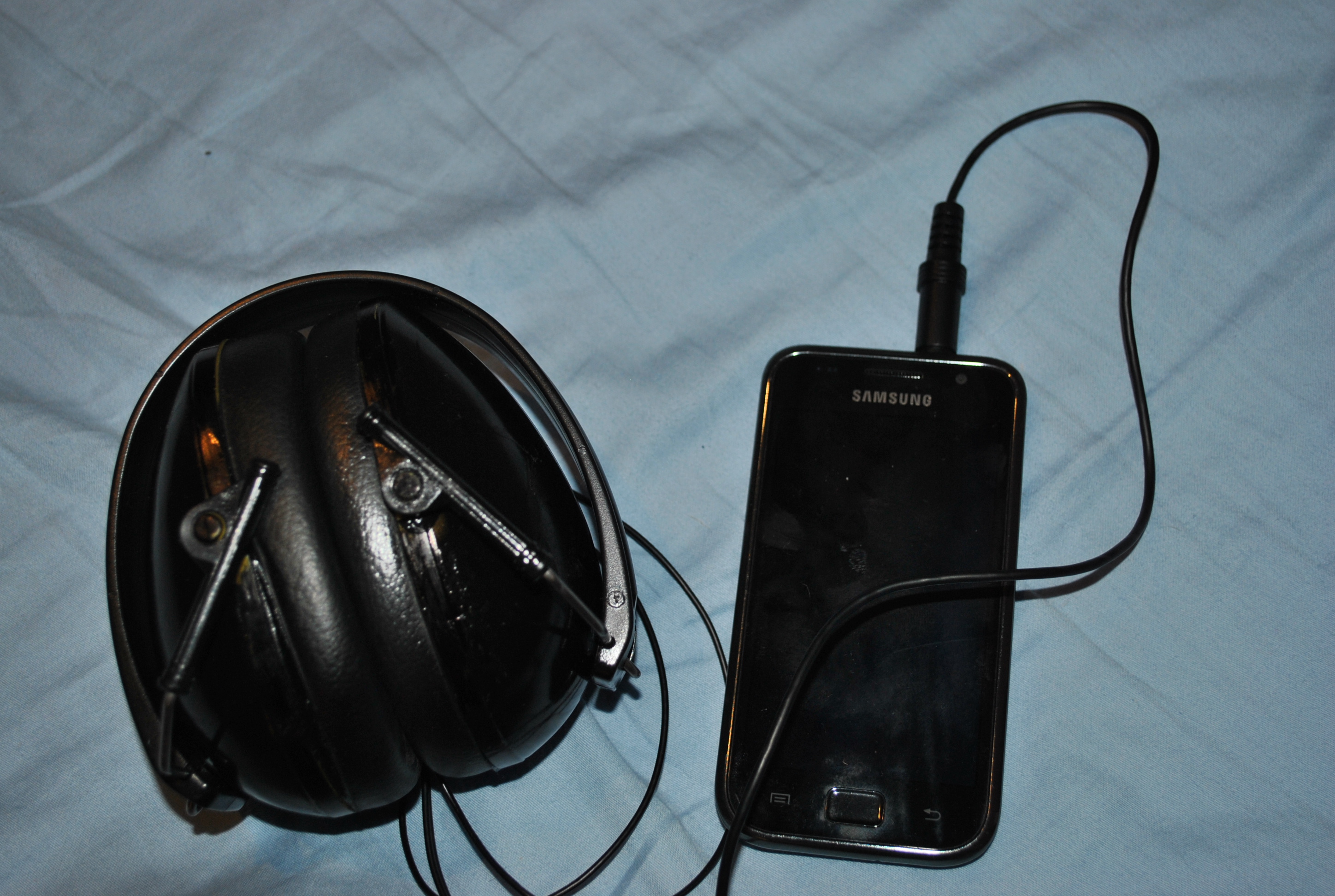 Sound isolating headphones