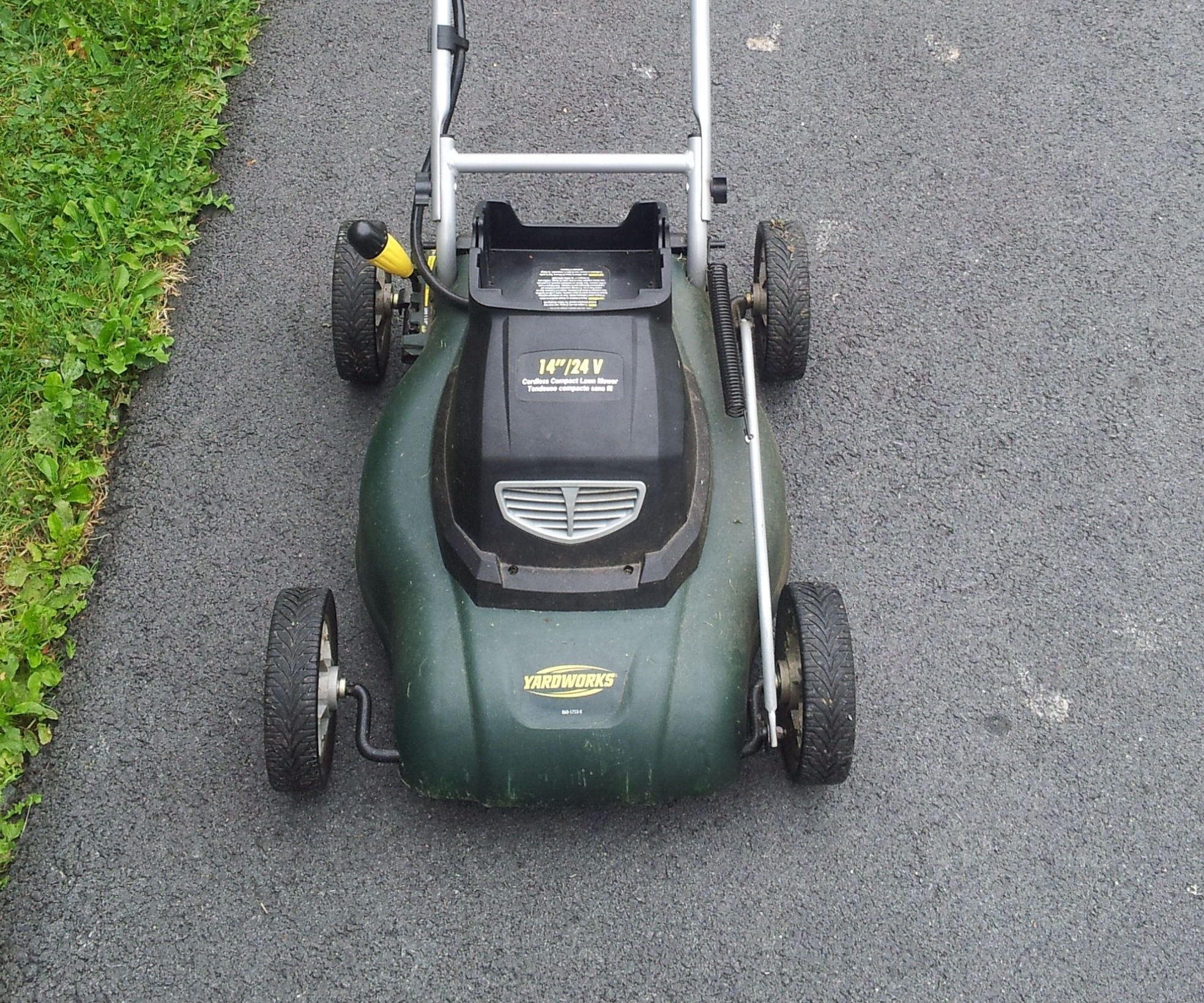 Solar power cordless lawn mower