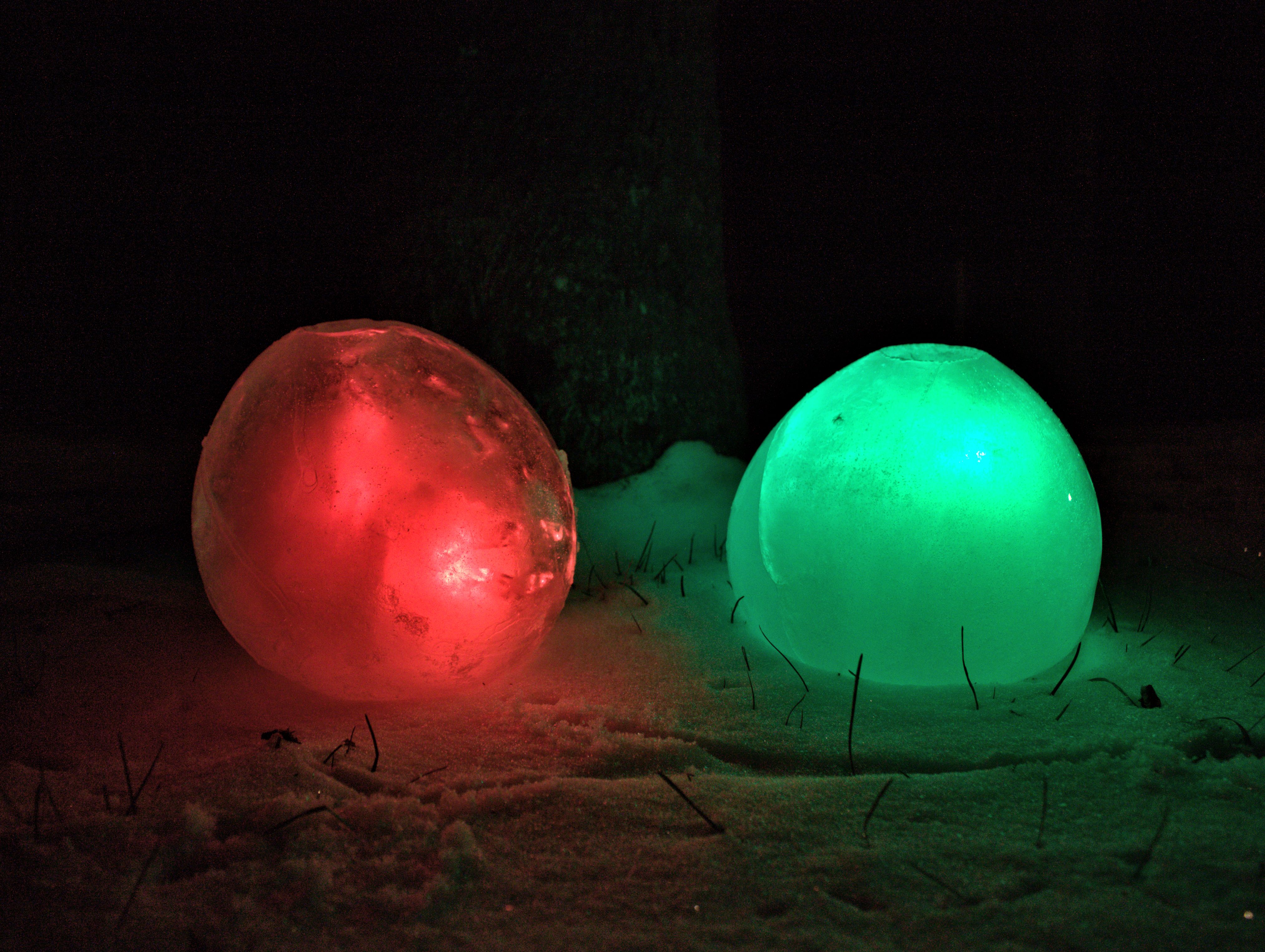 Make Beautiful and Useful Ice Luminaries / Luminaria