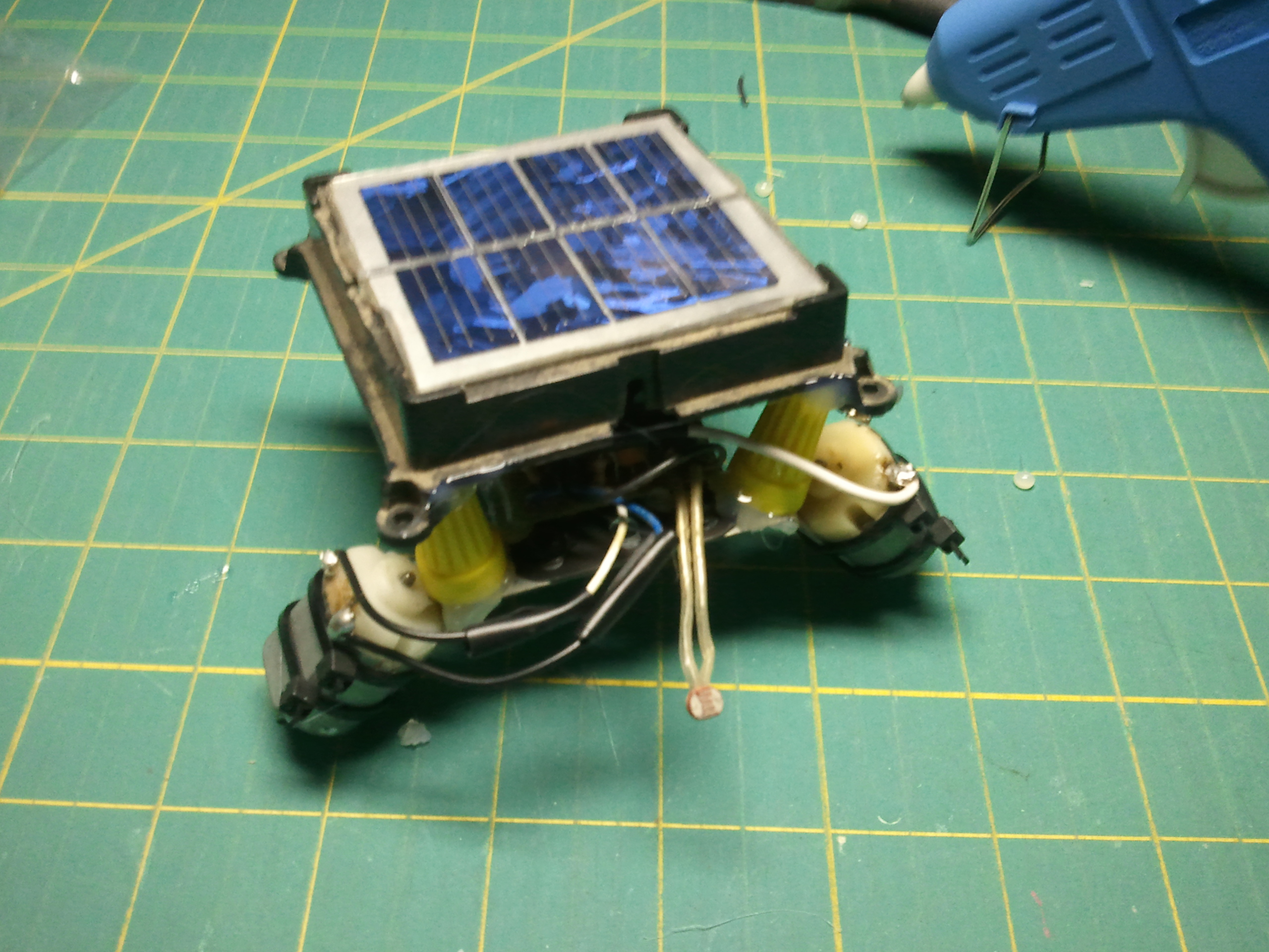 Solar Powered Robot From TRASH!!!!