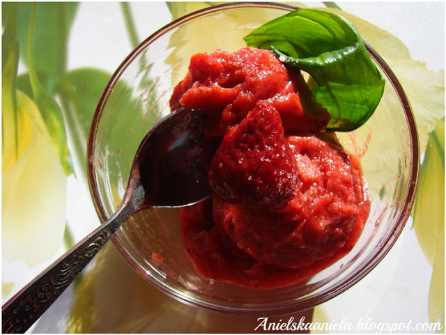 sorbet-prosty deser-zdrowy deser-lody bez maszynki-lody-icecreams-strawberry-recipe-zdrowy deser-szybki deser-uroda-blog-diy-tutorial-vegan-naturalny-ksilitol-cukier brzozowy4.JPG