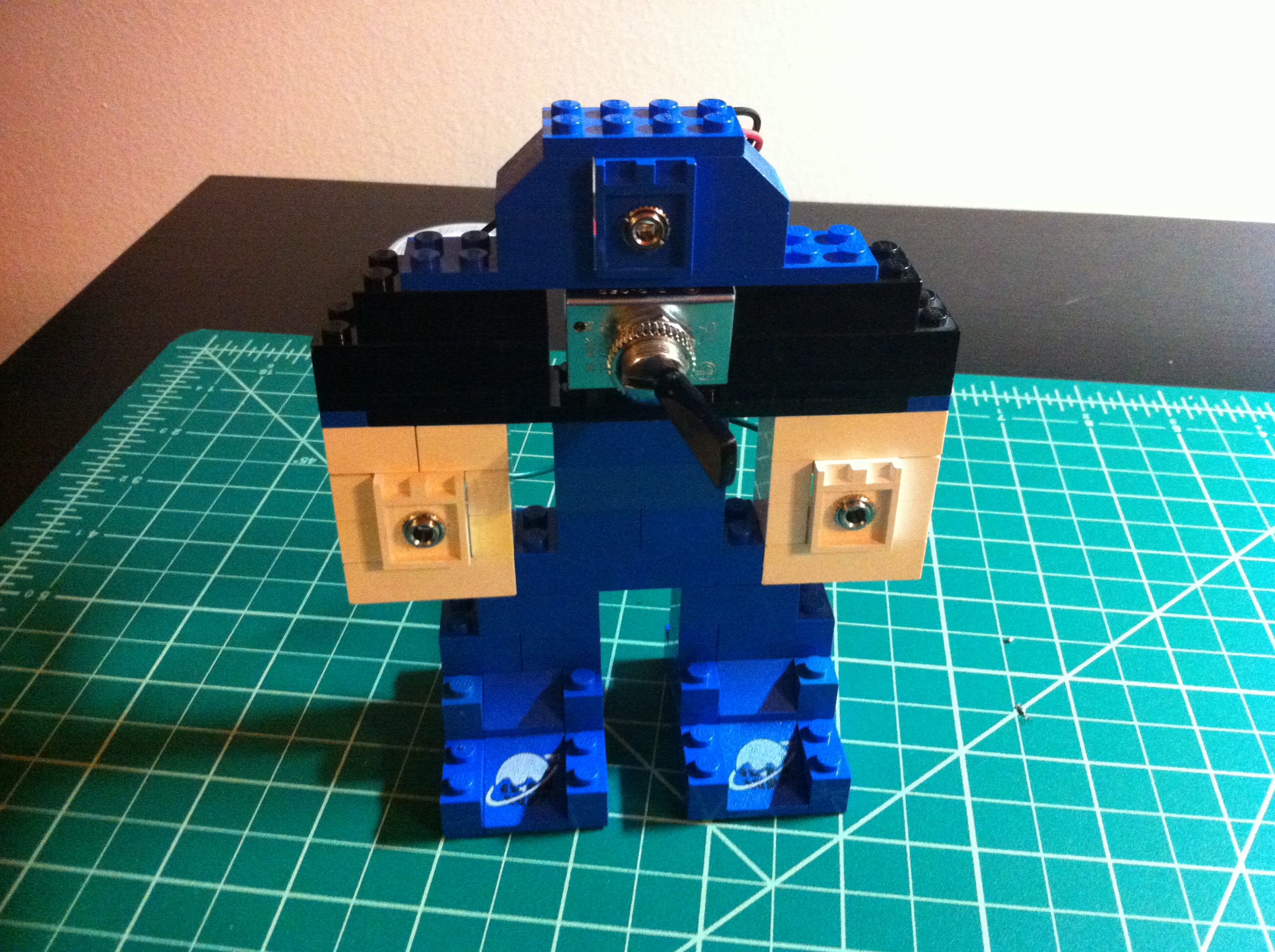 How to build a 1/8in. (3.5mm) stereo audio switch with Legos