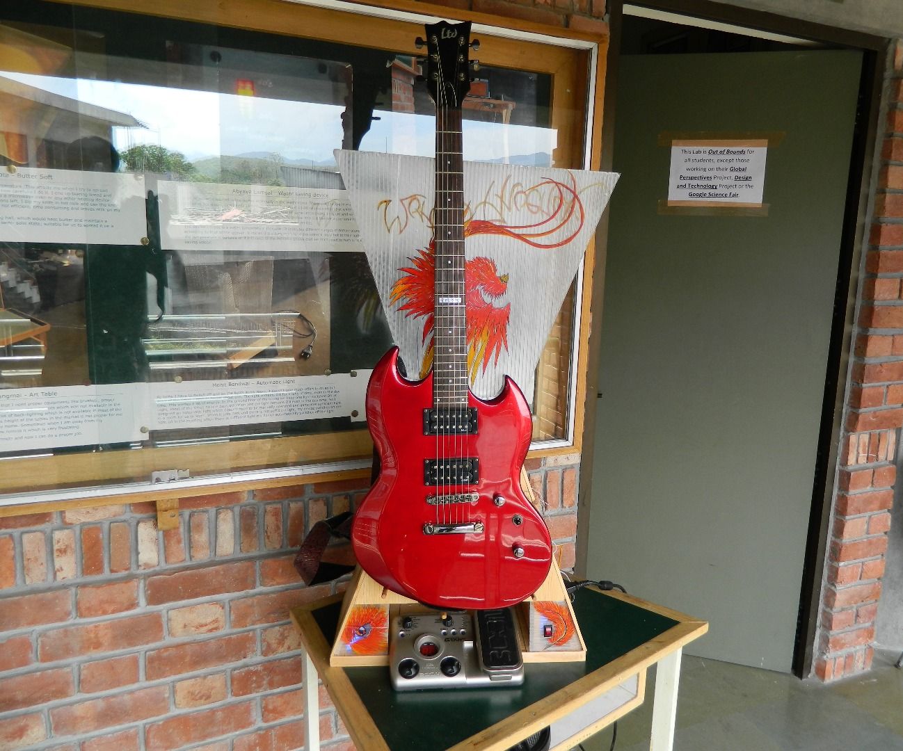 The 'Jam Stand': A portable, custom Guitar Amplifier & Stand