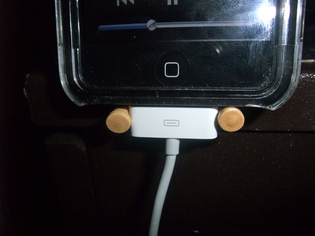 A simple iPhone/iPod Dock alternative