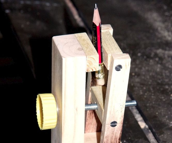 Small, light duty benchtop vise
