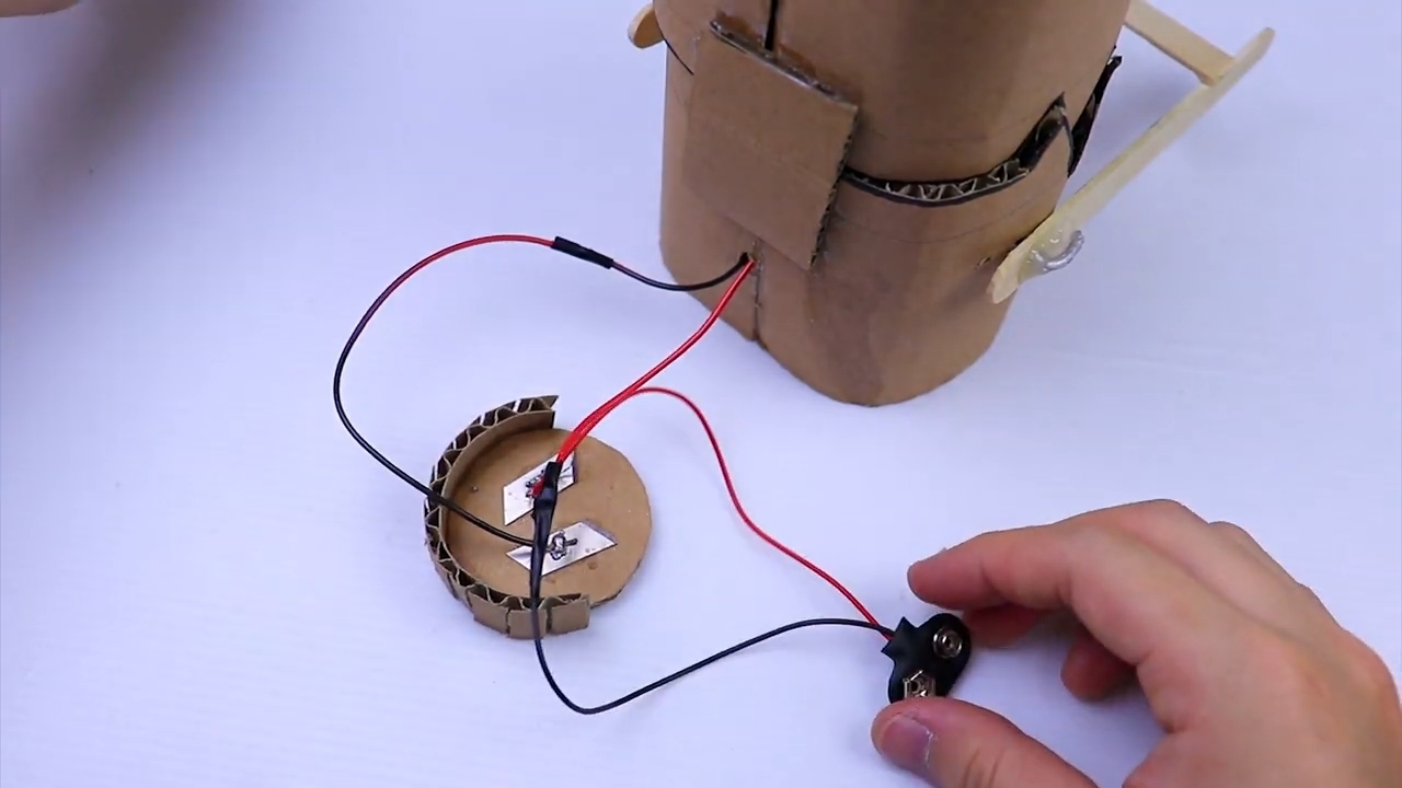 How to Make a Robot(Monster) that Eats Coins from Cardboard _ Diy Robot Bank.mp4_snapshot_05.48_[2020.03.28_11.02.18].jpg