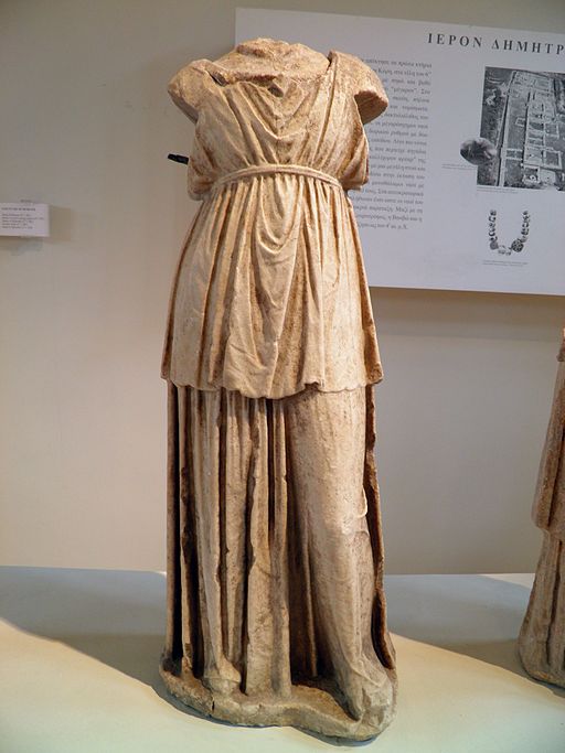 Statue_of_a_girl_wearing_the_peplos,_from_the_sanctuary_of_Demeter,_4th_c._BC,_Archaeological_Museum,_Dion_(7079980773).jpg