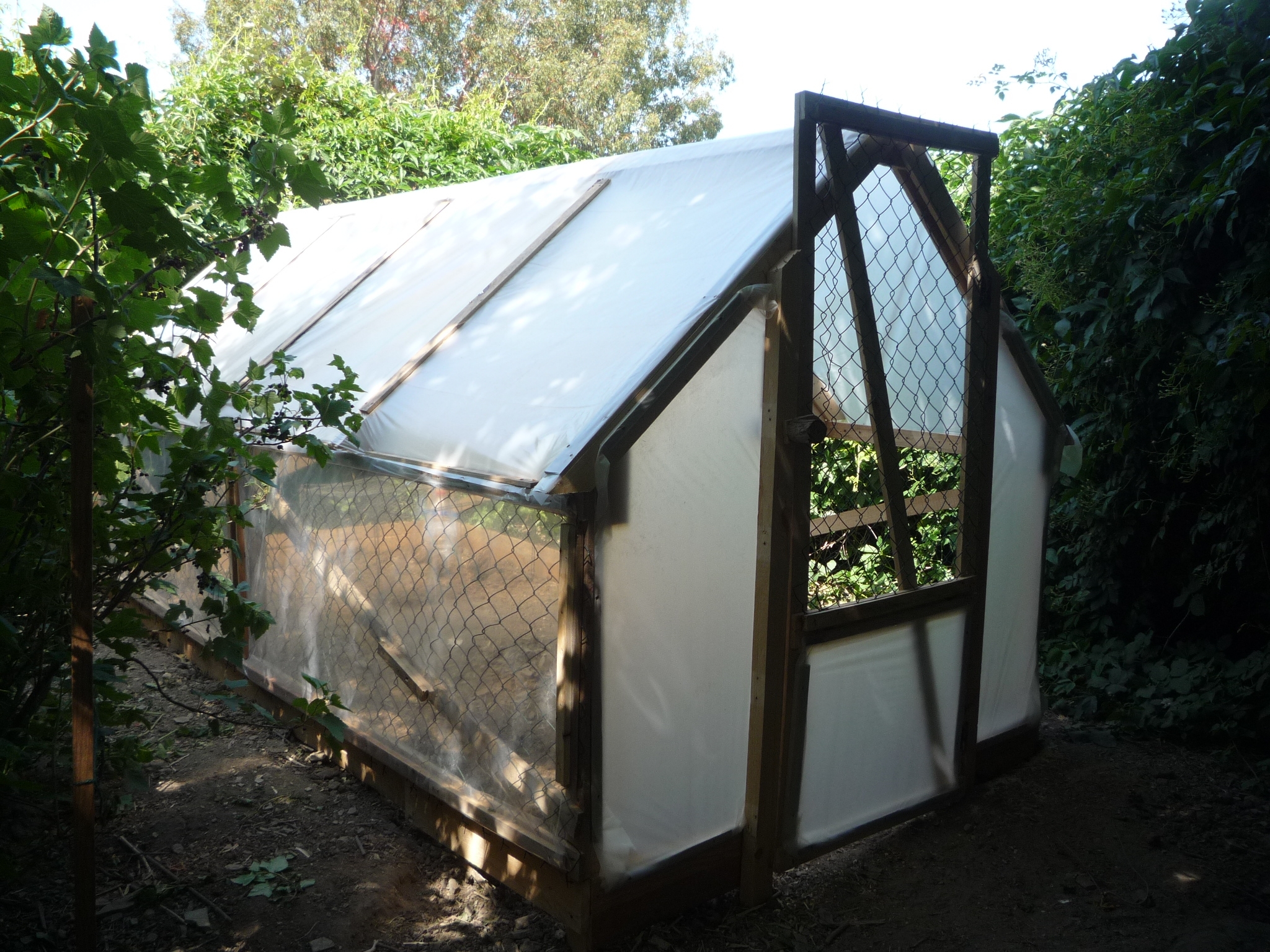 The 5 Dollar Greenhouse. How to Make a  Smart, Low-Cost, Recycled Untreated Pallet-Wood Greenhouse. Une Serre a 5 Euros.  El Invernadero De 5 Euros