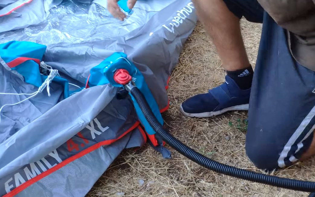 2018-08-30 01_29_49-Setting up camping tent Air seconds 4.1 family XL Quechua Decathlon - YouTube.png