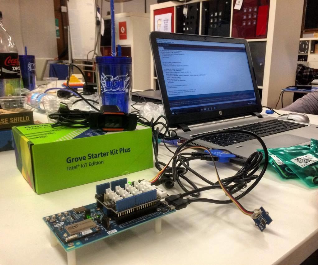 Data from domotic sensors to cloud and real time view by a web application 