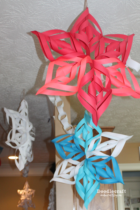 paper chains and decorating for Christmas with paper craft 3d snowflakes how to cut and hang (15).JPG