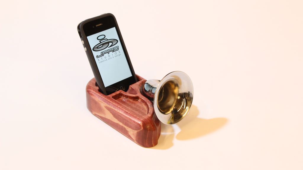 Passive amplifier for iPhone