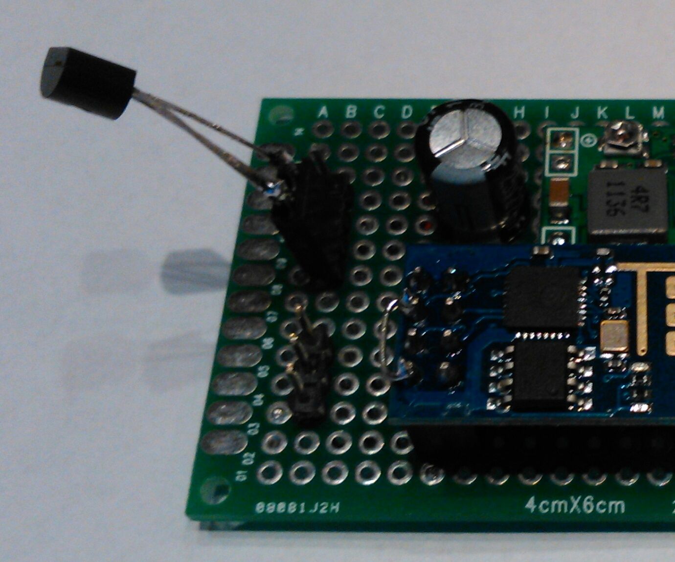 Low cost WIFI temperature (DS18B20) data logger based on ESP8266 with connectivity to thingspeak.com 