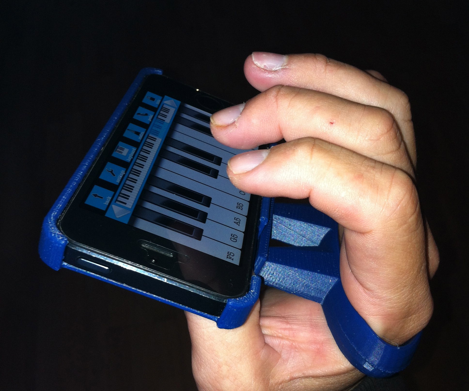 Free hand music grip holder for iPhone 5/5s (3D printing)