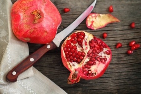 How to Simply Seed a Pomegranate (recipe included)