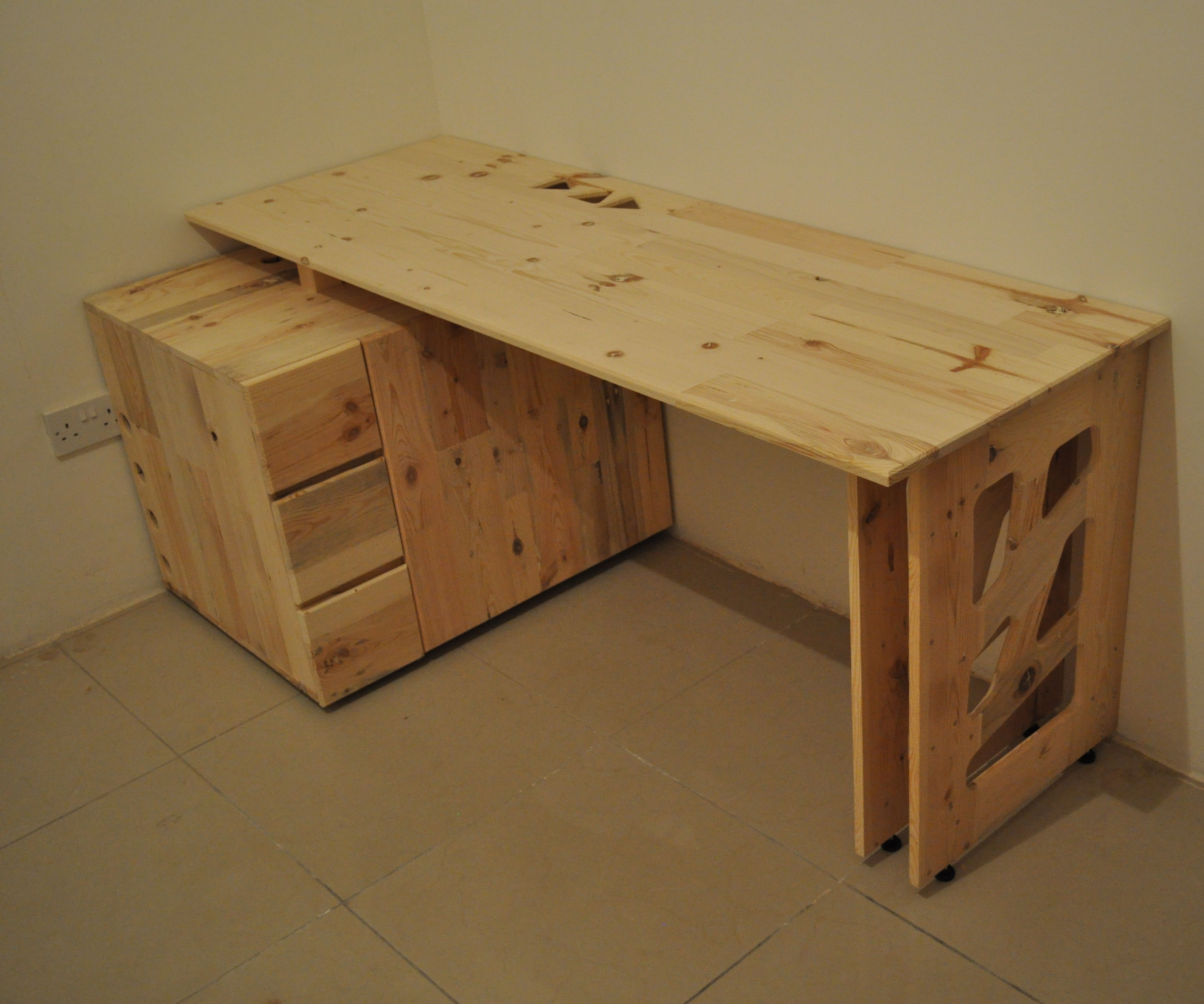 How to Build a Desk From Pallet Wood