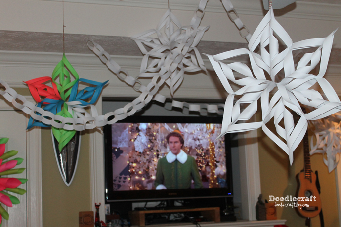 paper chains and decorating for Christmas with paper craft 3d snowflakes how to cut and hang (10).JPG