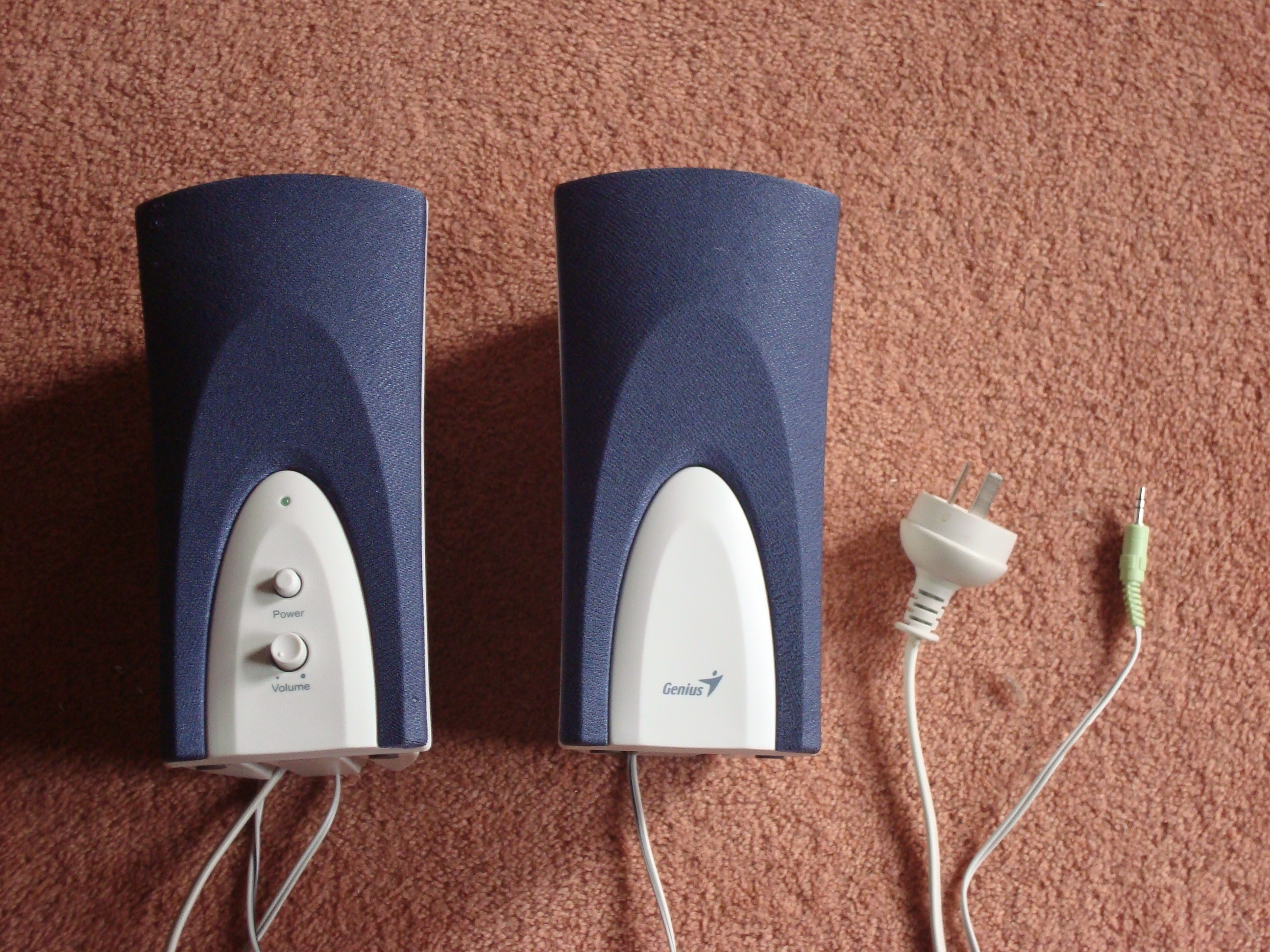 Convert a Genius speaker to run on 9 volt baterys.