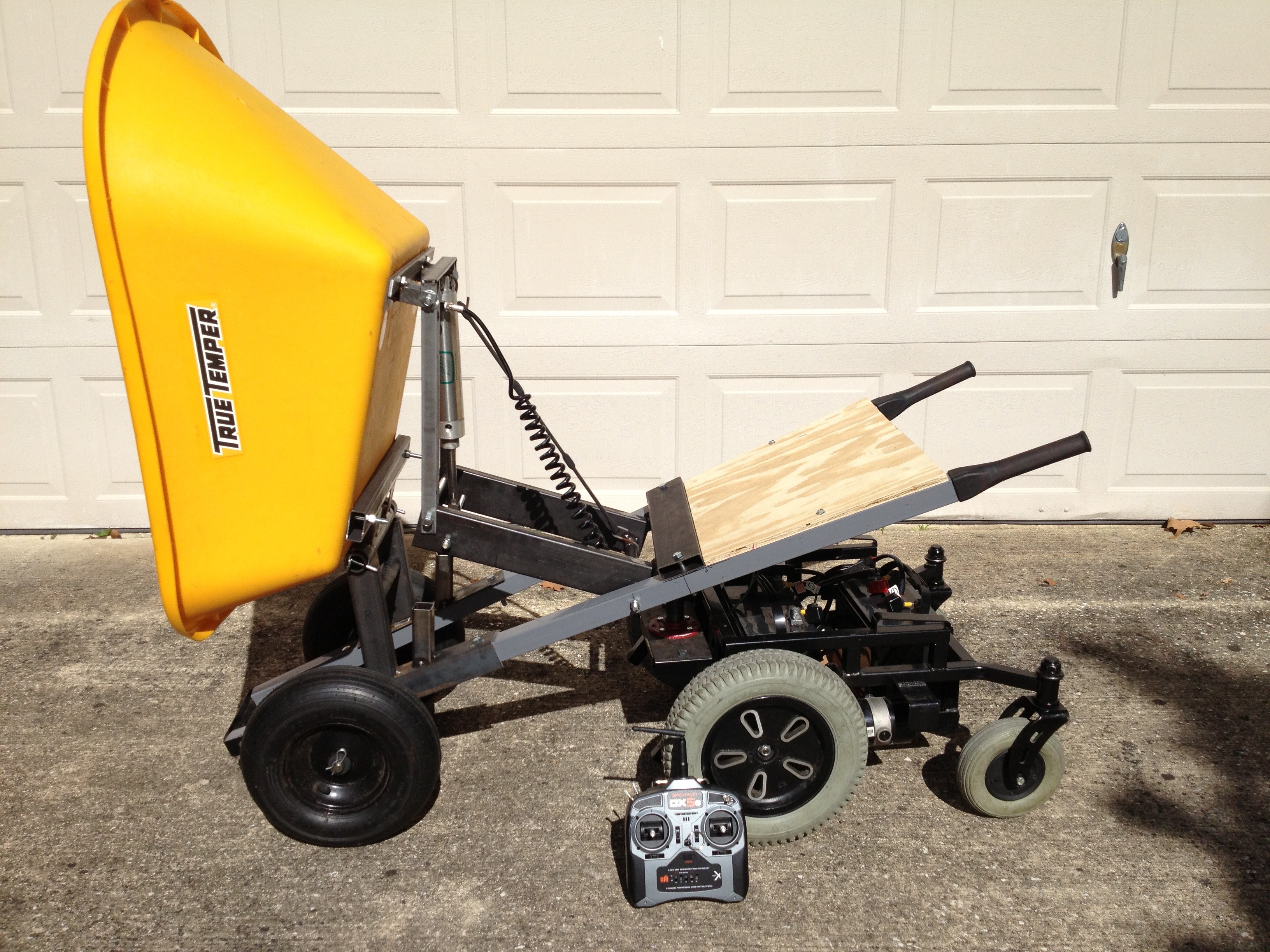 6-Wheeled R/C Wheelbarrow with Pneumatic Dump