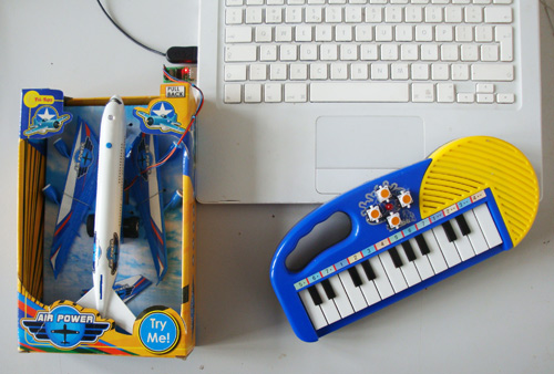 DIY wireless fun presenter