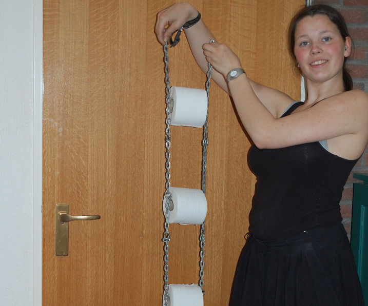 Snow-chain toiletpaper hanger
