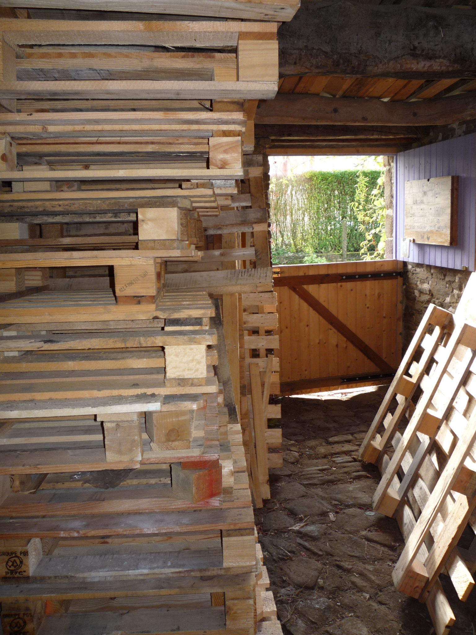 Three Ways to Dismantle Pallets to Obtain Free Wood for Carpentry, Woodworking and Crafts.