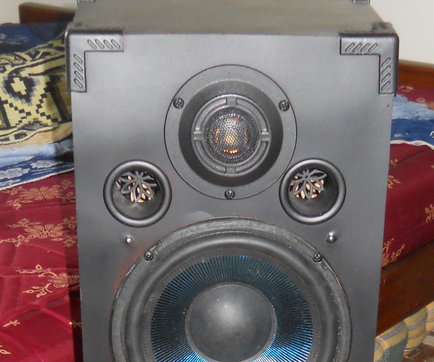 Speaker stand using spray cans