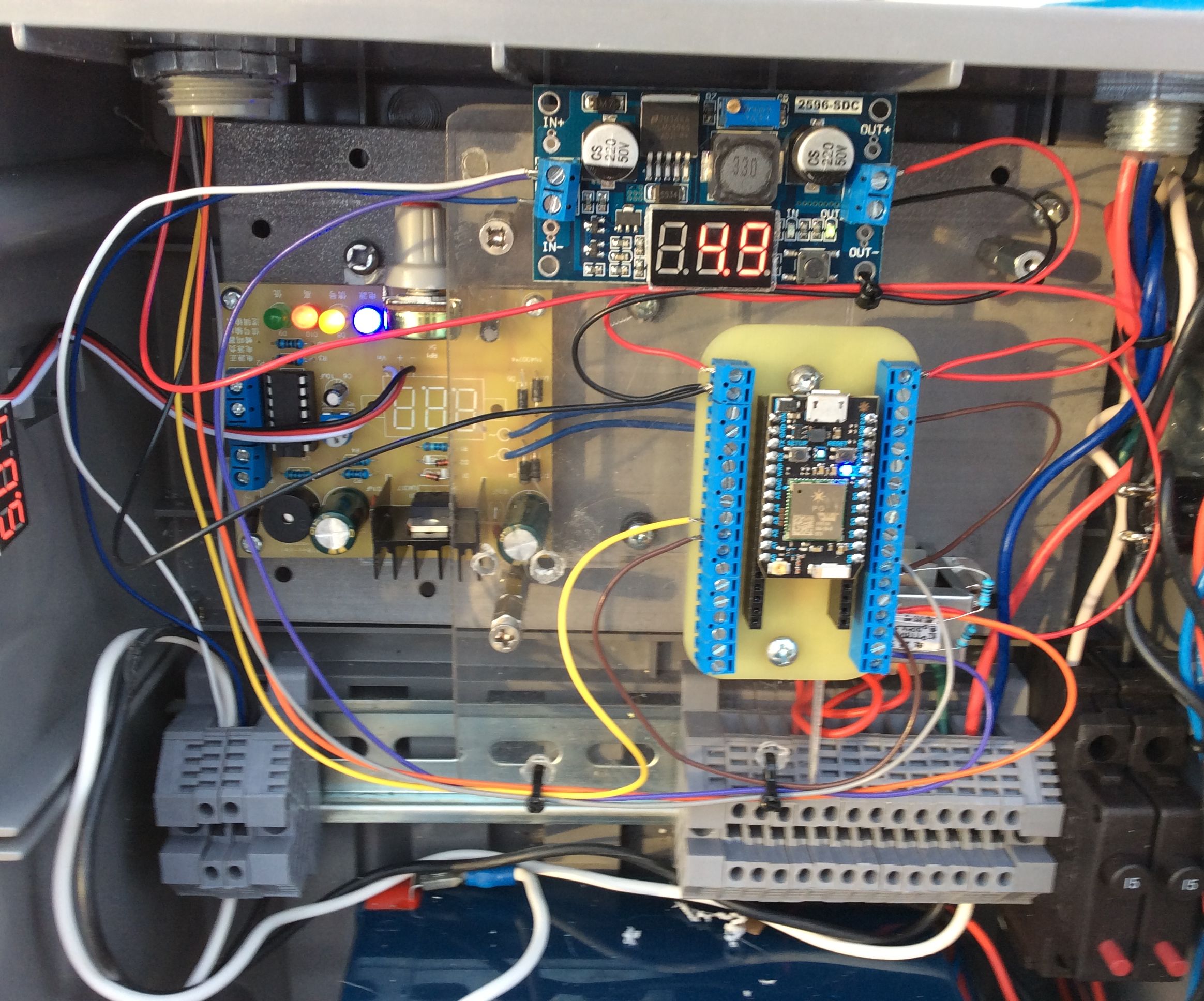 Particle Photon/Electron Screw Shield used for Outdoor Temperature sensing Using Solar Power 