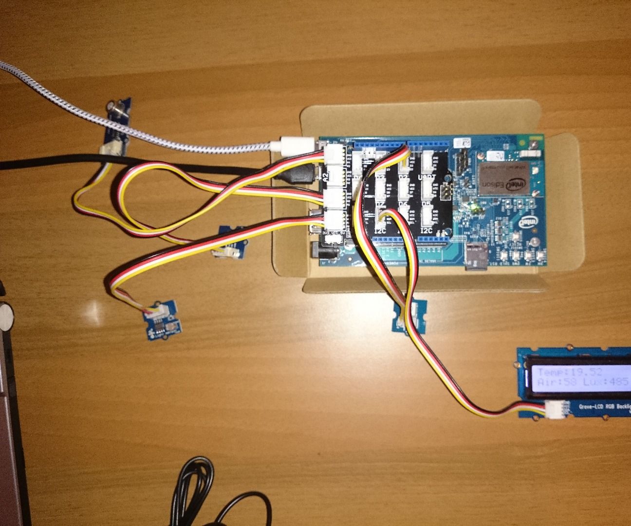 Intel Edison IoT remote environmental parameters monitor