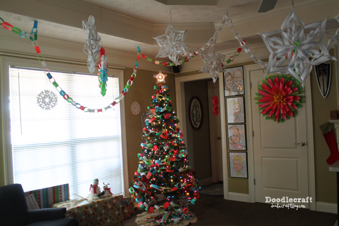 paper chains and decorating for Christmas with paper craft 3d snowflakes how to cut and hang (7).JPG