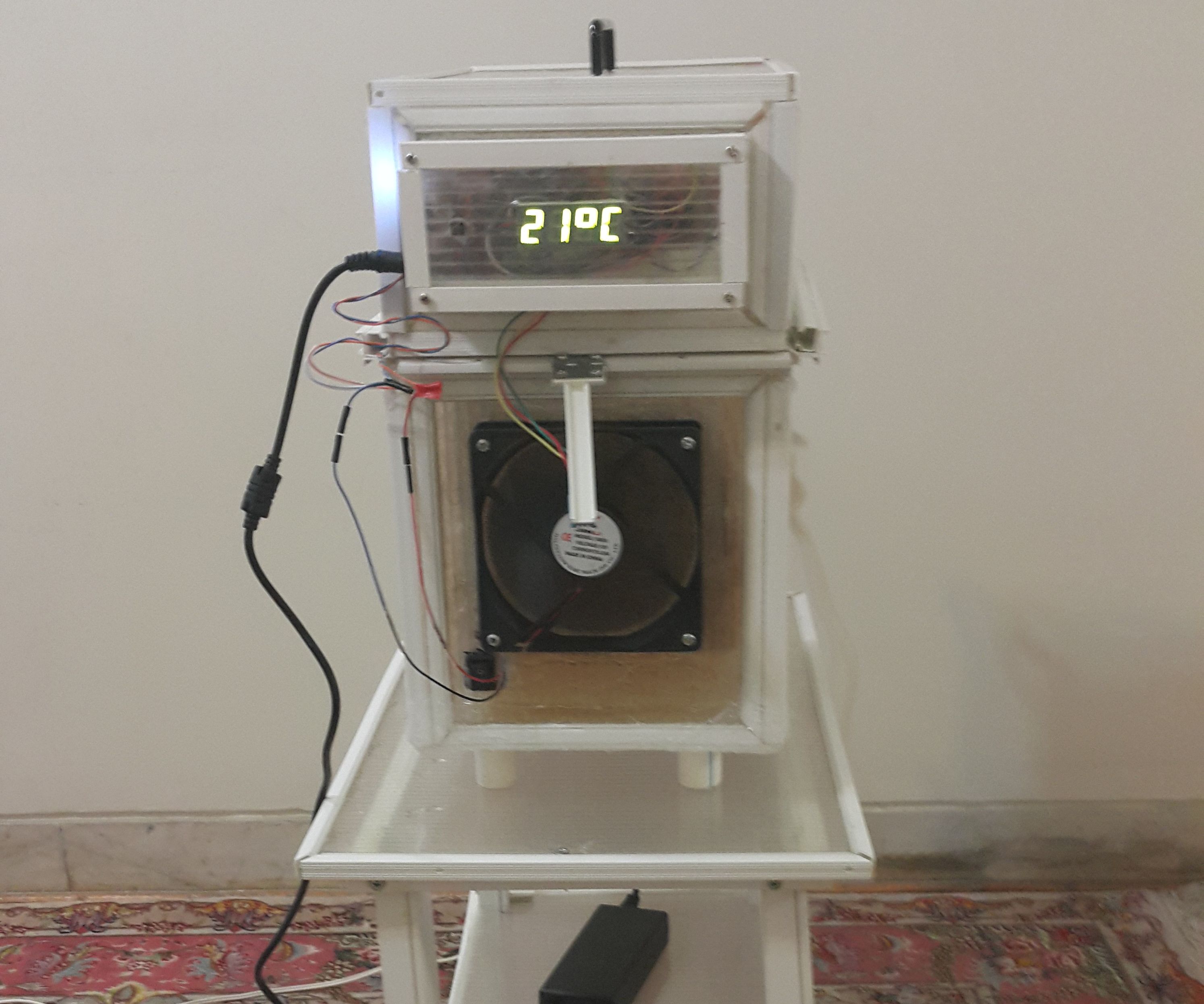 A DESK TOP EVAPORATIVE COOLER