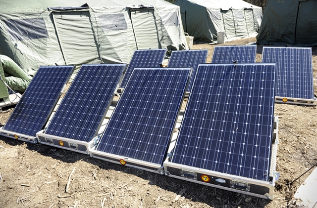 US_Navy_100304-N-7676W-059_A_300-watt_photovoltaic_battery_system,_developed_by_the_Office_of_Naval_Research,_can_provide_continuous_power_to_Marines_in_the_field.jpg