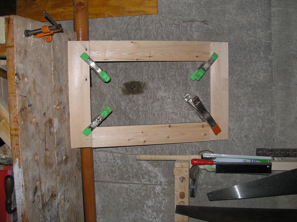 C:\Documents and Settings\Wtarzia\Desktop\Folding desk for Instructables\8 clamping gluing foldouts.jpg