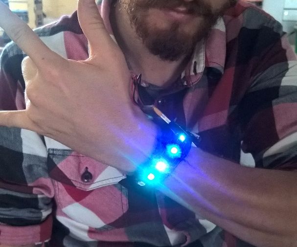 Básico Wearables: Brazaletecon Adafruit NeoPixesl Y Flora