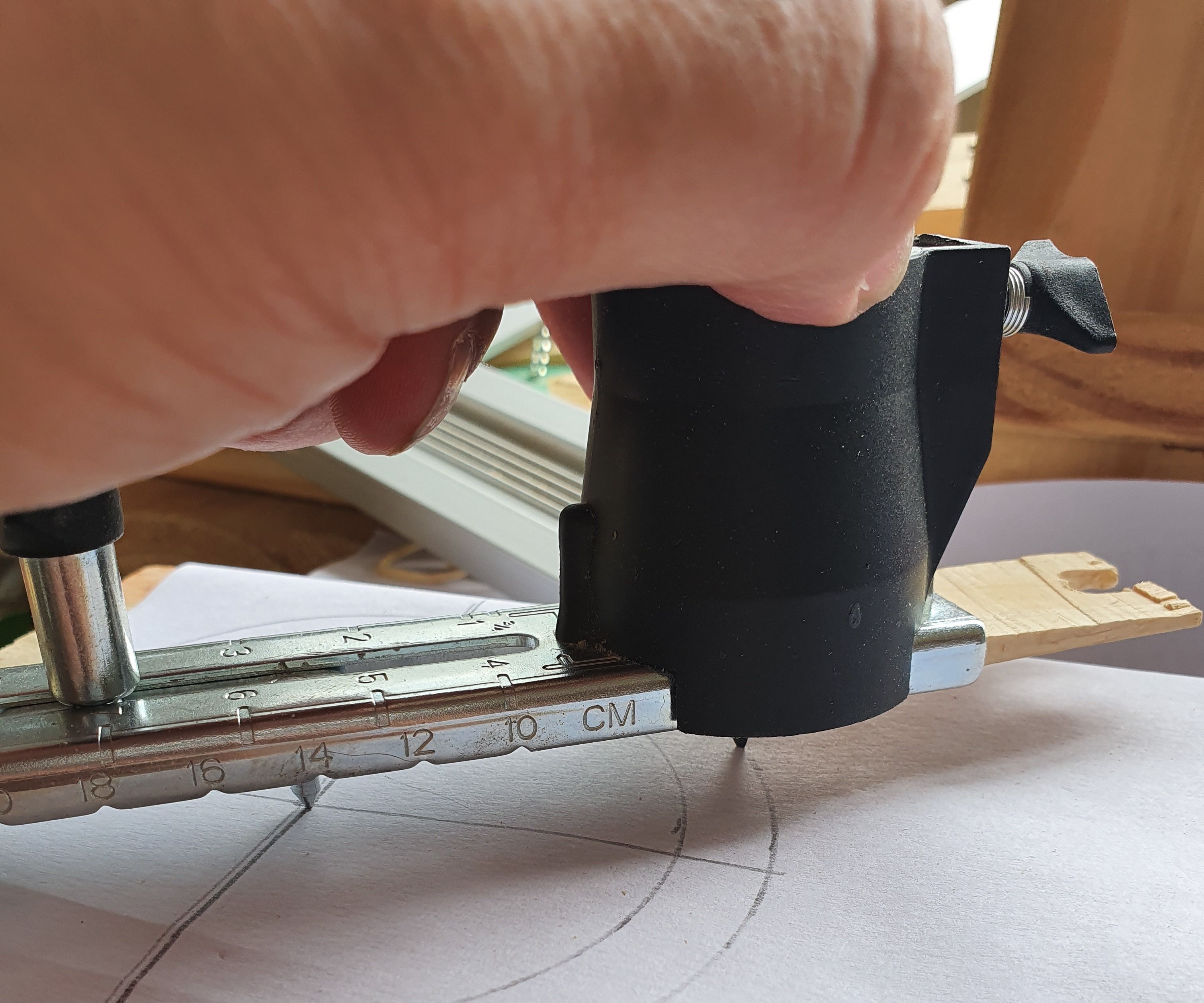 Construir Un Compás De Emergencia a Partir De Accesorio Dremel