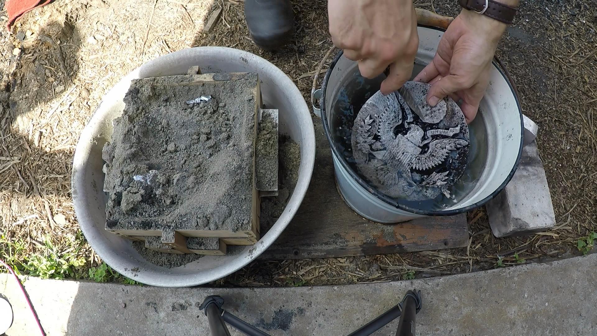 Casting an Aluminum Bald Eagle for USA Independence Day. Great Seal.avi_snapshot_01.52_[2017.06.30_13.56.57].jpg