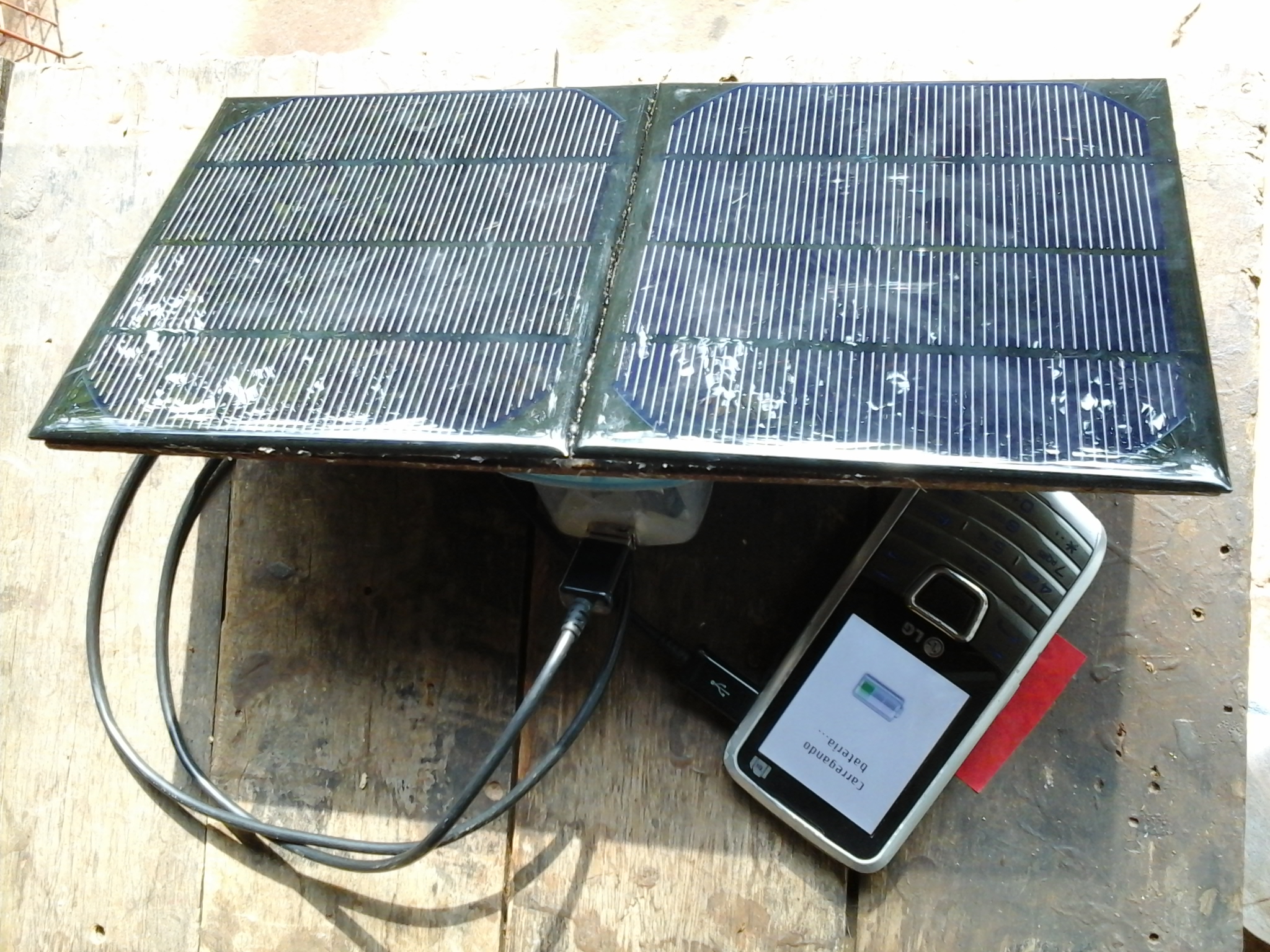 Carregador solar com saída USB (USB solar charger)