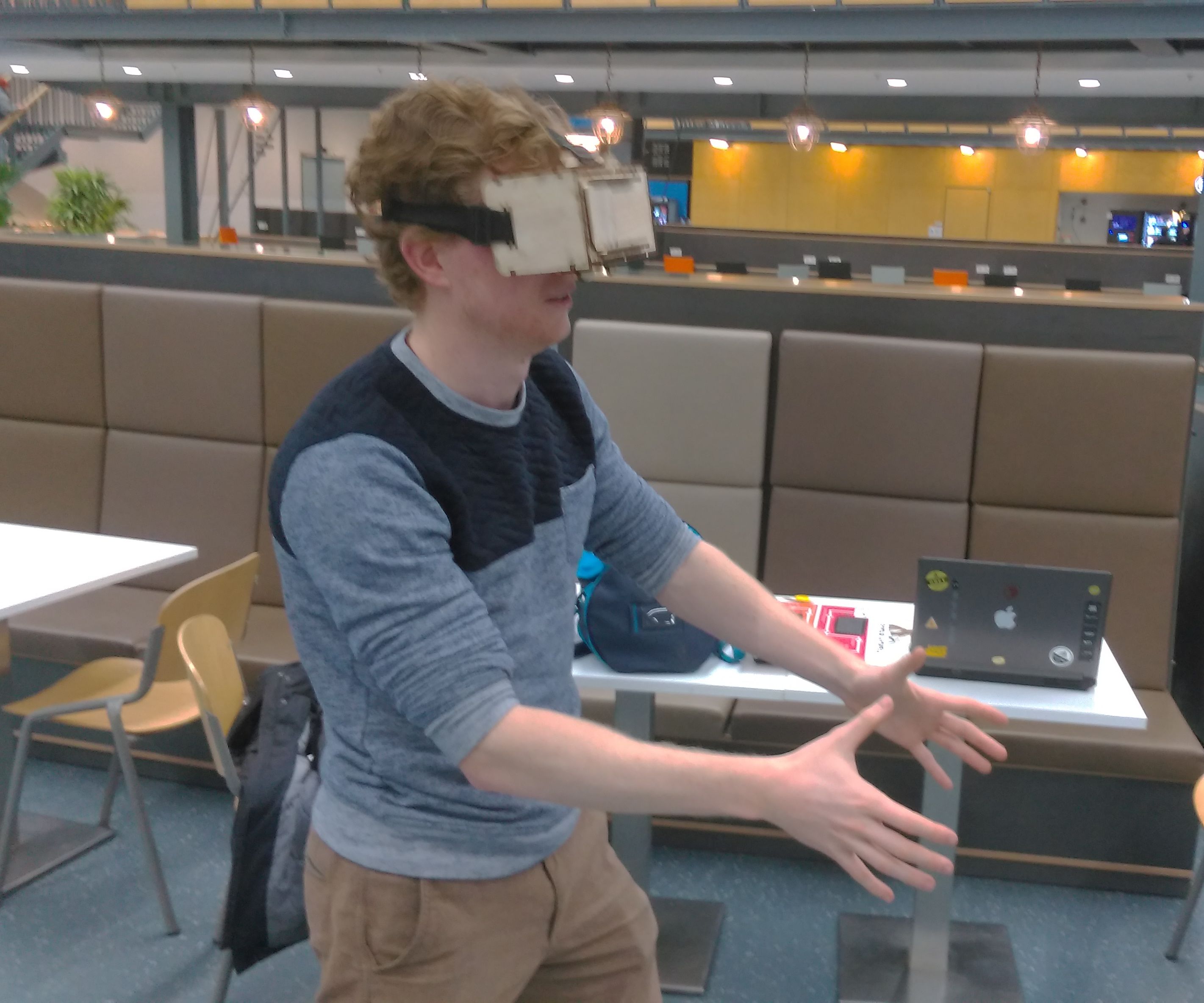 Virtual and Mixed Reality Glasses