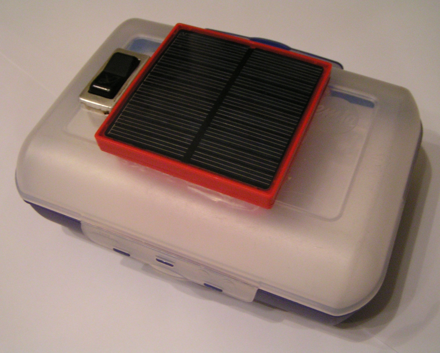 Solar heated/cooled lunch box