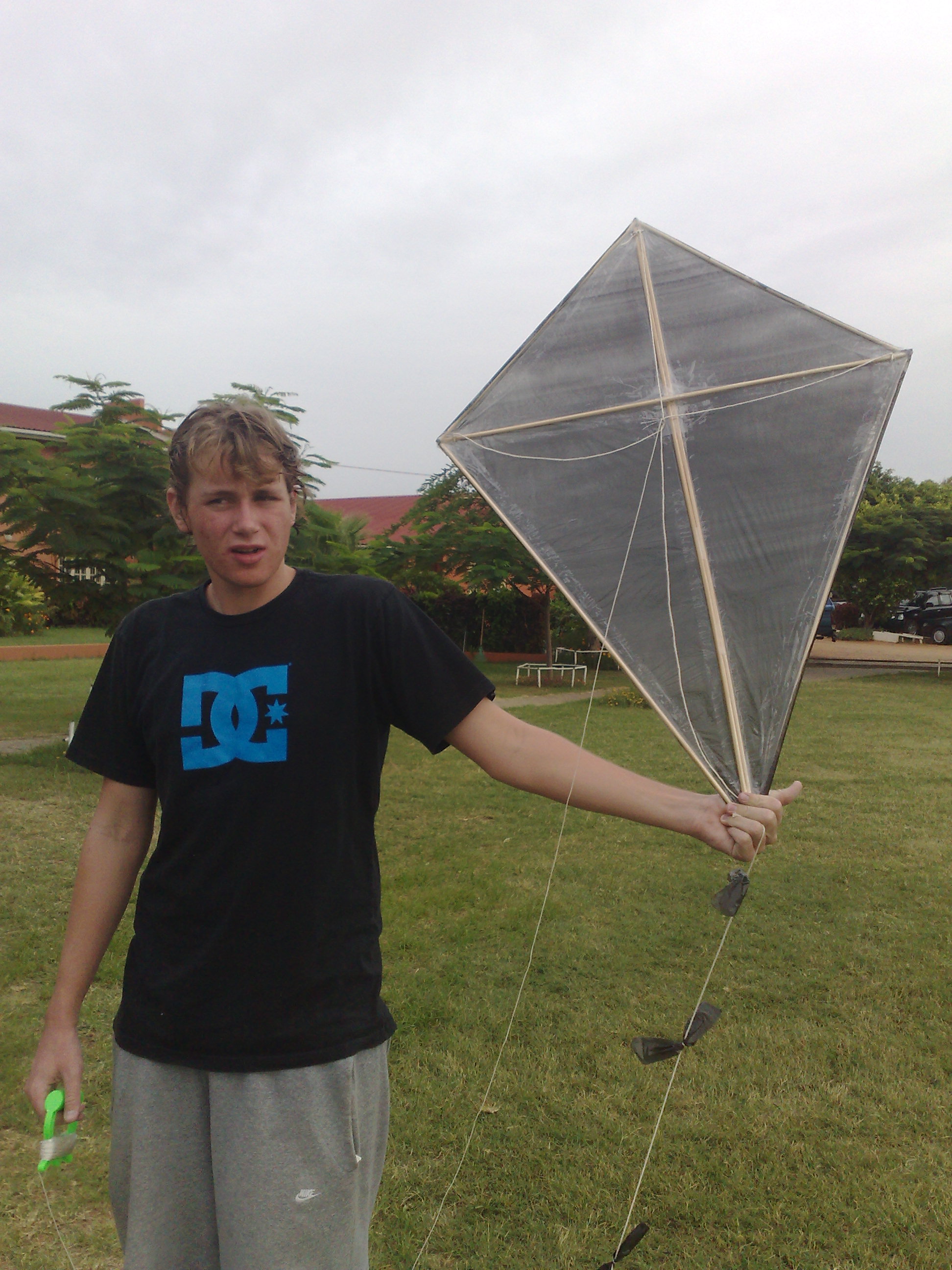 How to make a homemade kite with video