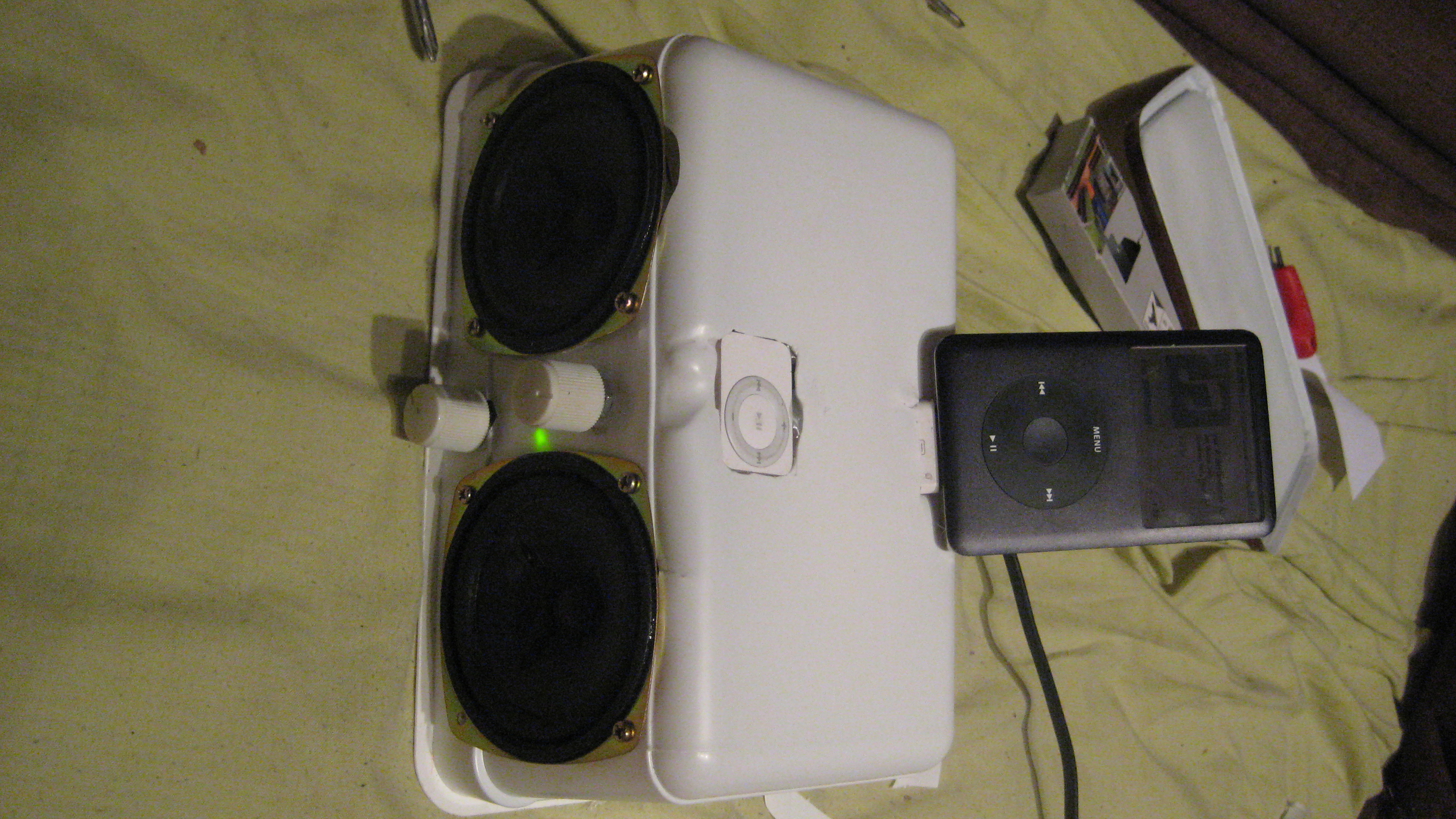 Universial radio iPod dock