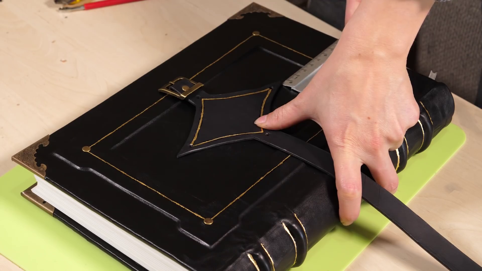 leather-book-tome-sketchbook-notebook-homemade-diy-journal-bookbinding-grimoire-2018-10-22-11h35m57s722.png