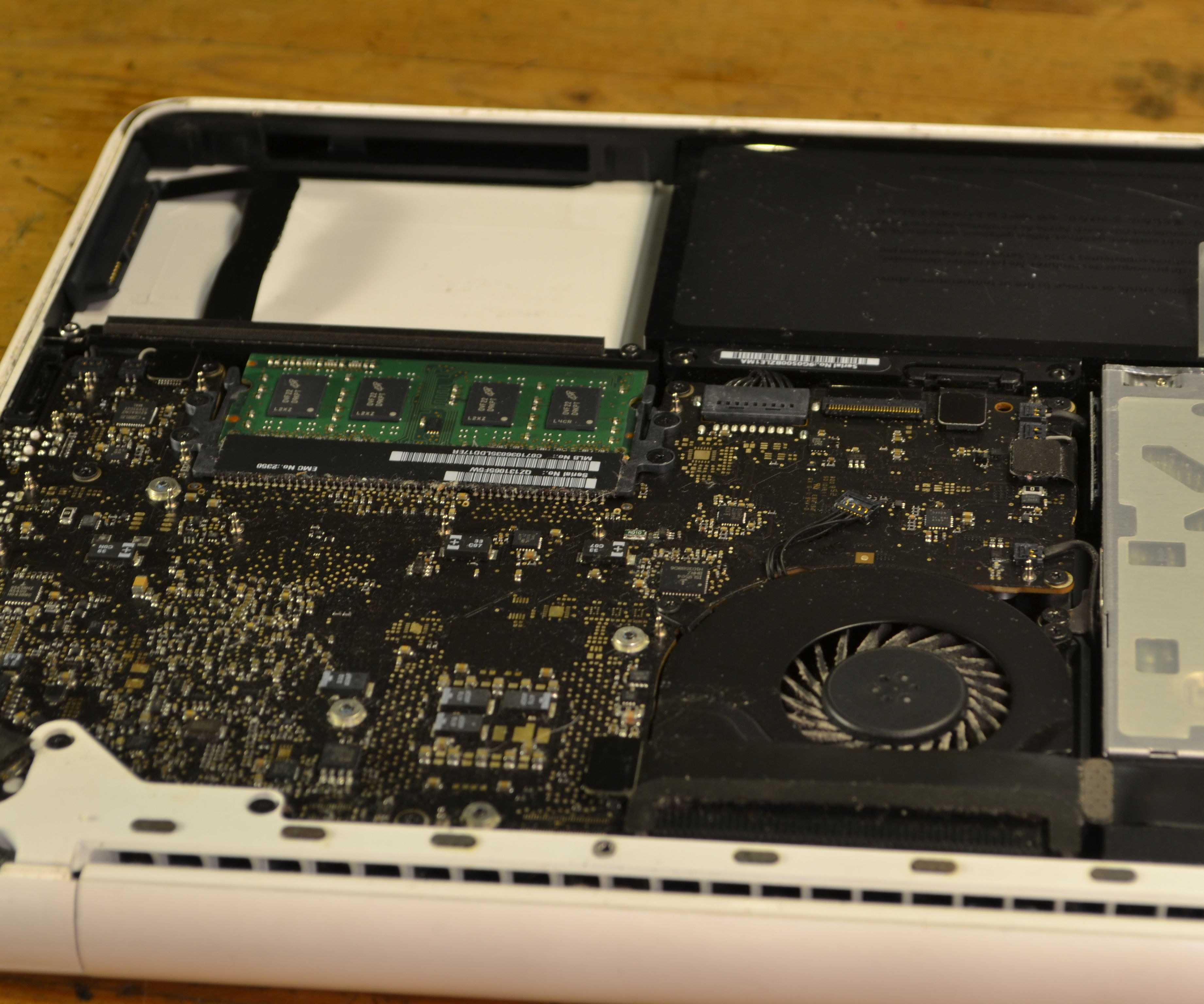 Repair Macbook Unibody Vol. 1 Replacing RAM  