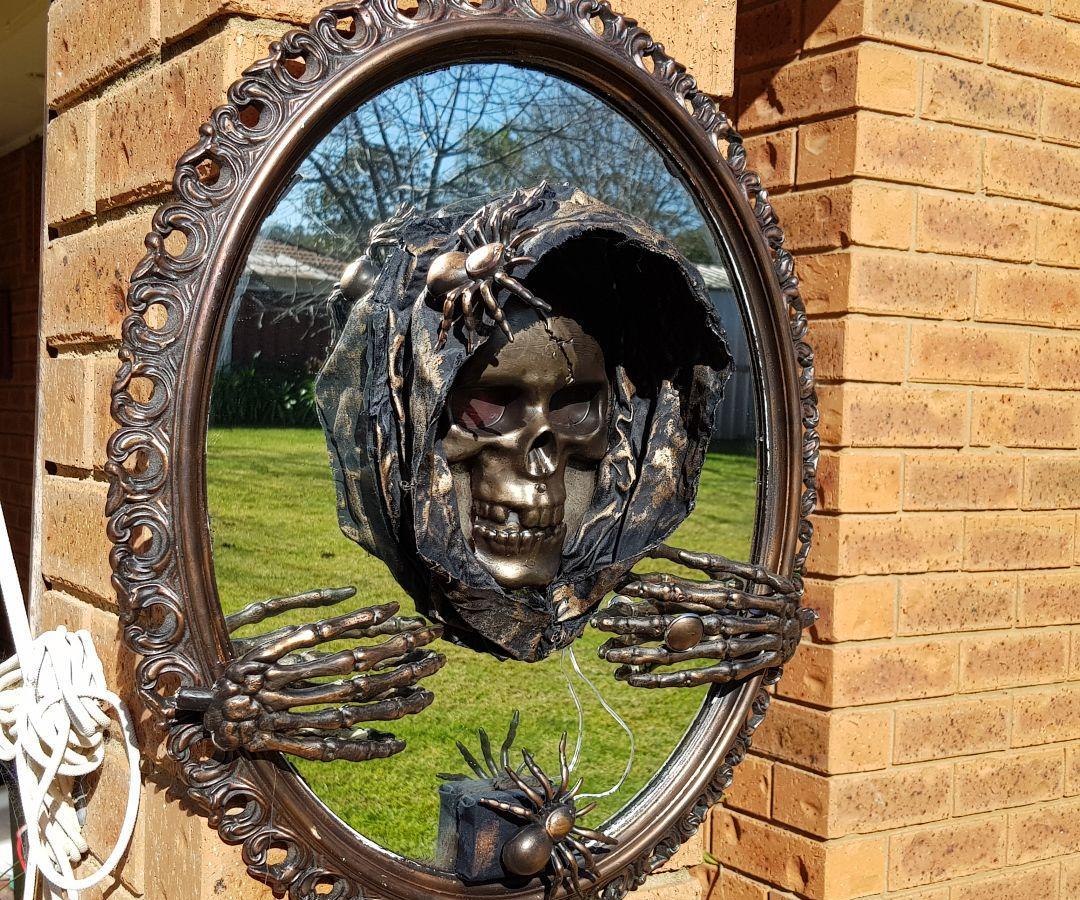 Creepy 3D Halloween Mirror