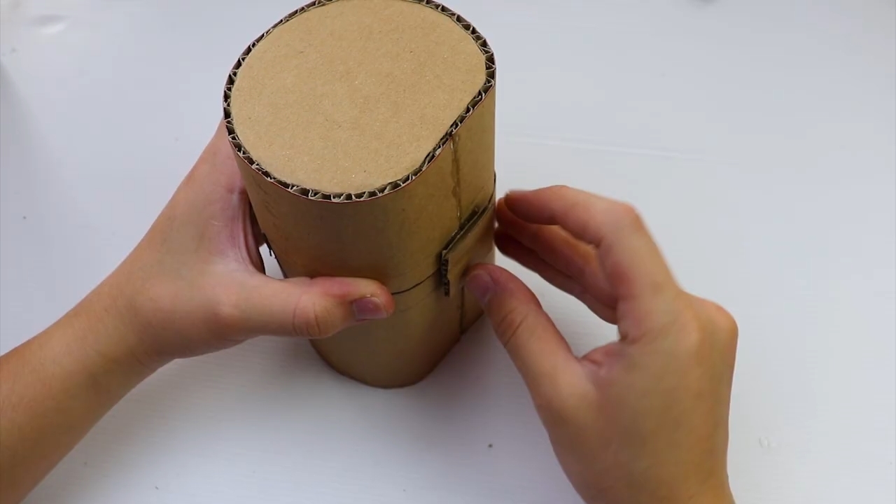 How to Make a Robot(Monster) that Eats Coins from Cardboard _ Diy Robot Bank.mp4_snapshot_02.30_[2020.03.28_11.33.25].jpg