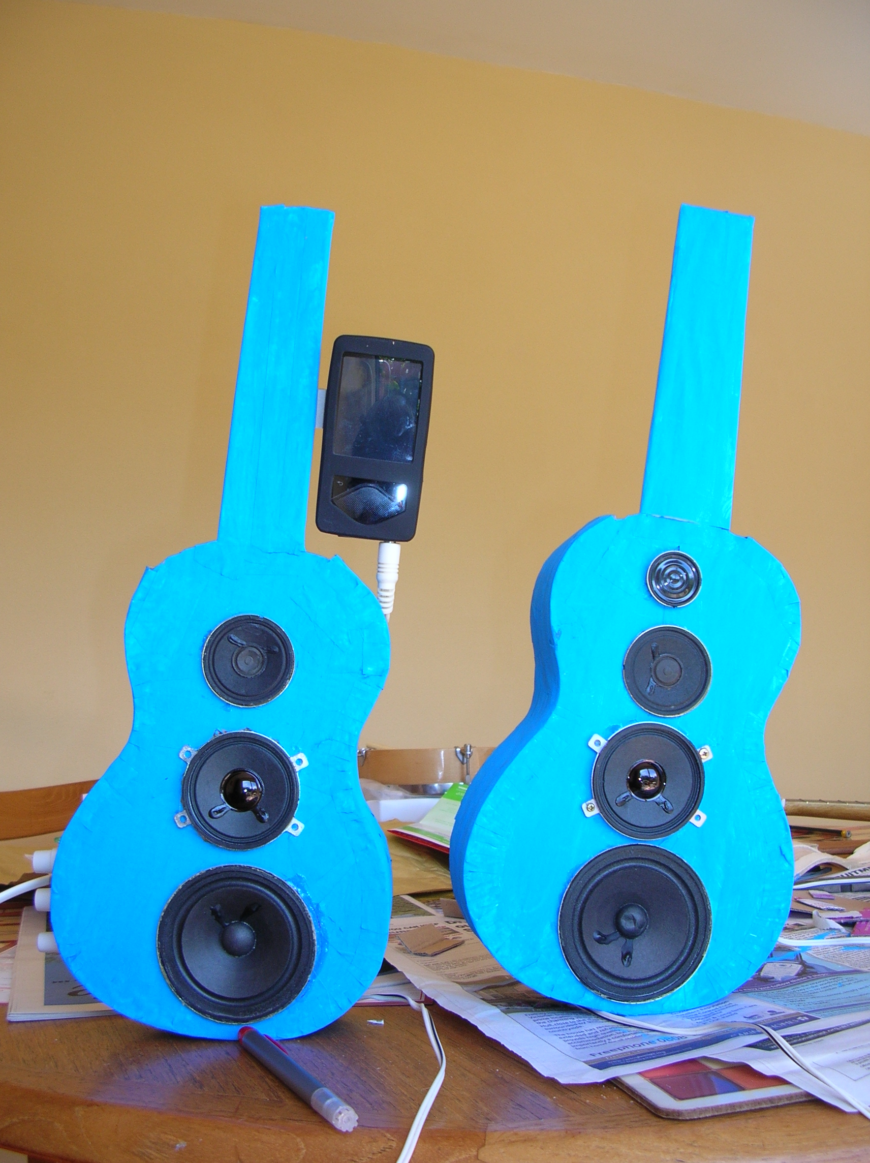 Ukulele speakers for ipod / mp3