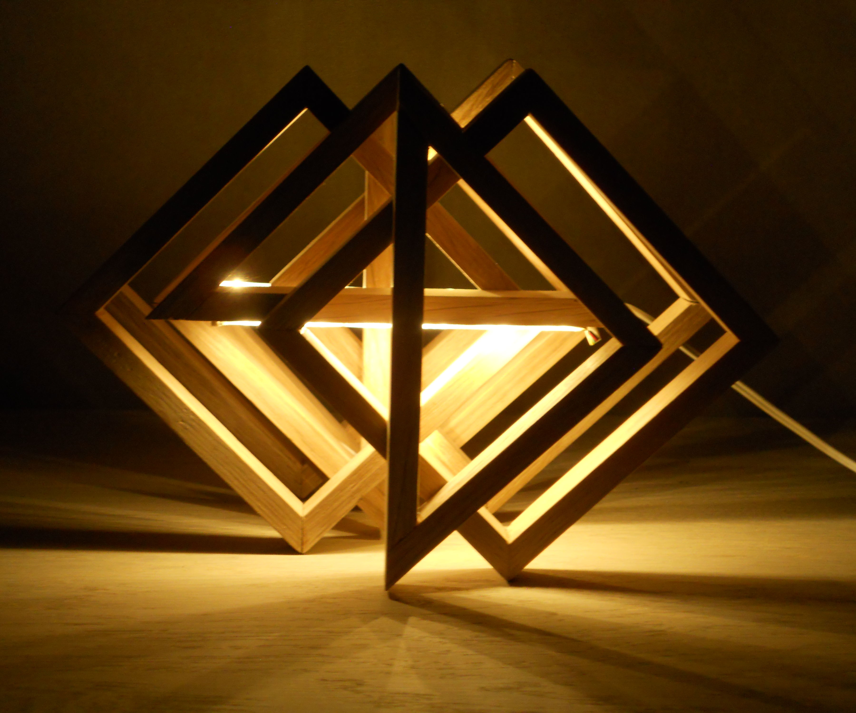 Turnable table lamp