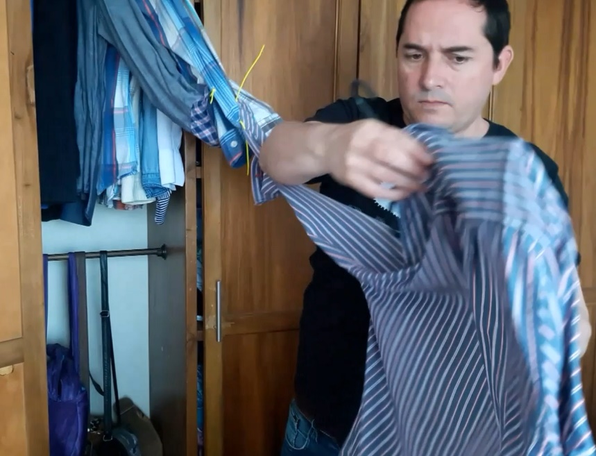 broma-bromas-prank-pranks-joke shirts stuck with plastic ties-2-camisas unidas con amarras plasticas o bridas.jpg