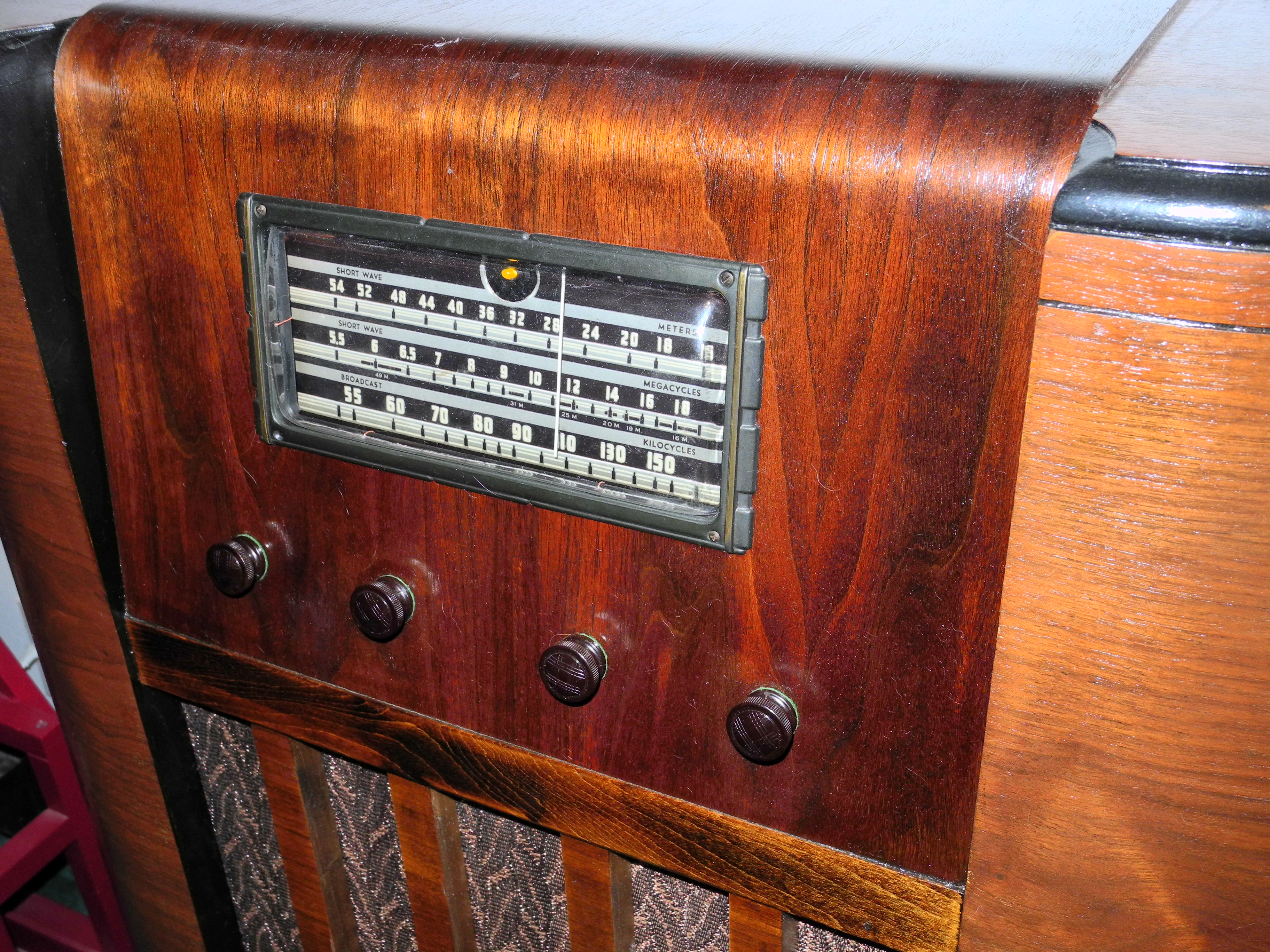 Restoration - New life out of a busted 1930's radio  conversion